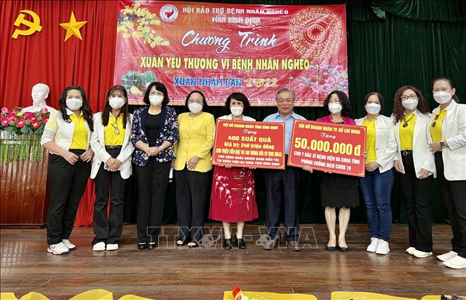 Trong ảnh: Hội Nữ doanh nhân tỉnh Bình Định và Hội Nữ doanh nhân Thành phố Hồ Chí Minh trao tặng quà Tết cho bệnh nhân nghèo và y bác sĩ Bệnh viện Đa khoa Bình Định. Ảnh: Nguyên Linh-TTXVN