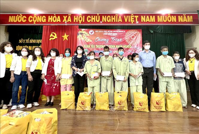 Trong ảnh: Nguyên Phó Chủ tịch nước Đặng Thị Ngọc Thịnh và Hội Nữ doanh nhân tỉnh Bình Định tặng quà Tết cho bệnh nhân nghèo đang điều trị tại Bệnh viện Đa khoa Bình Định. Ảnh: Nguyên Linh-TTXVN