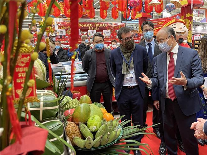 Photo: Carrefour Ormesson hypermarket of France introduces Vietnam’s cuisine, commodities. VNA Photo: Thu Hà