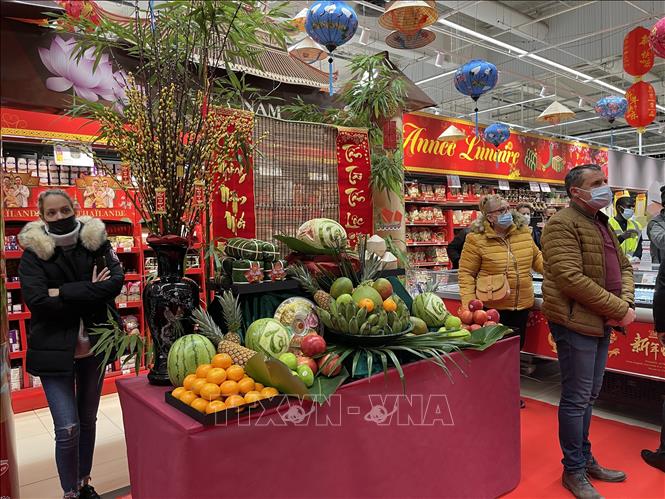 Photo: A five-fruit tray, an essential part of Tet holiday in Vietnam, on display at the Vietnamese Lunar New Year festival in Carrefour Ormesson hypermarket of France. VNA Photo: Thu Hà