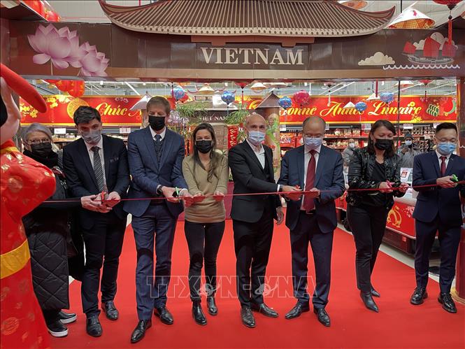 Photo: Delegates cut the ribbion to open the Vietnamese Lunar New Year festival in Carrefour Ormesson hypermarket of France. VNA Photo: Thu Hà