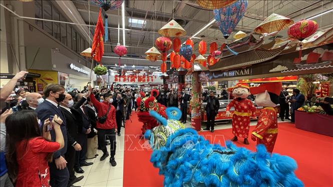 Photo: An art performance during the opening ceremony for the Vietnamese Lunar New Year festival in Carrefour Ormesson hypermarket of France. VNA Photo: Thu Hà