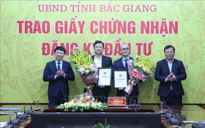 Trong ảnh: Chủ tịch UBND tỉnh Bắc Giang Lê Ánh Dương và Phó tịch UBND tỉnh Bắc Giang Phan Thế Tuấn trao Giấy chứng nhận đăng ký đầu tư. Ảnh: Danh Lam-TTXVN