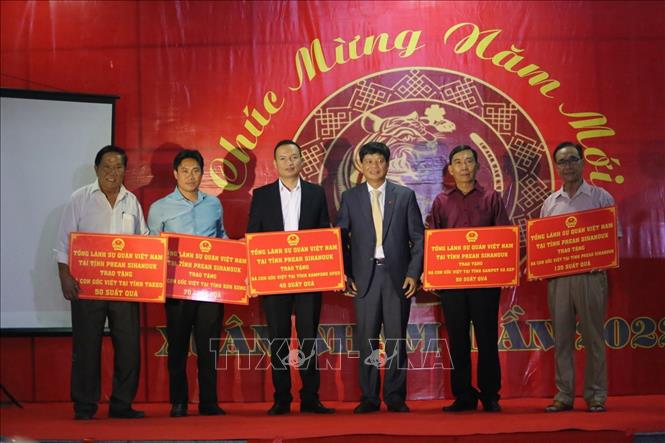 Tổng Lãnh sự Vũ Ngọc Lý trao quà tặng cho đại diện bà con cộng đồng các tỉnh thuộc địa bàn lãnh sự phụ trách. Ảnh: Vũ Hùng - Pv TTXVN tại Campuchia