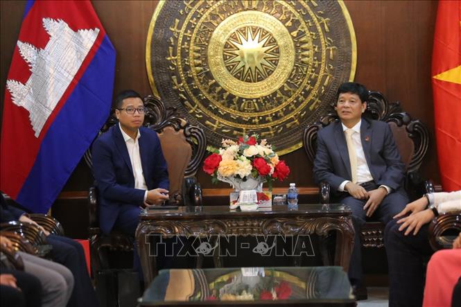Tổng Lãnh sự Vũ Ngọc Lý tiếp lãnh đạo Công ty Viettel Cambodia (Metfone) và một số lãnh đạo chi nhánh tại trụ sở Tổng lãnh sự quán. Ảnh: Vũ Hùng - Pv TTXVN tại Campuchia