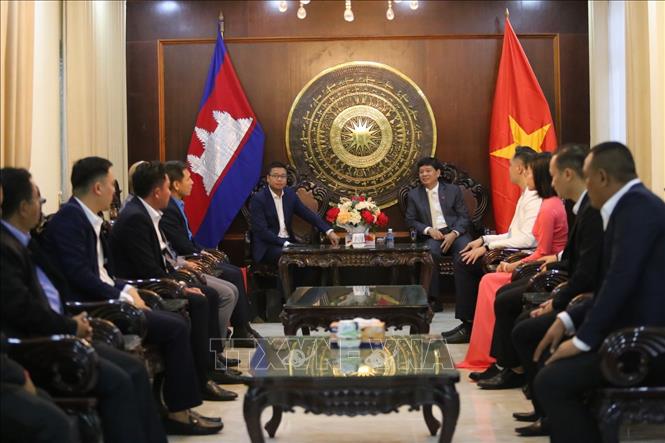 Tổng Lãnh sự Vũ Ngọc Lý tiếp lãnh đạo Công ty Viettel Cambodia (Metfone) và một số lãnh đạo chi nhánh tại trụ sở Tổng lãnh sự quán. Ảnh: Vũ Hùng - Pv TTXVN tại Campuchia
