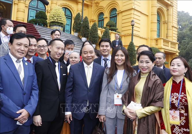 Chủ tịch nước Nguyễn Xuân Phúc và Phu nhân cùng các đại biểu, kiều bào về quê đón Tết. Ảnh: Thống Nhất – TTXVN
