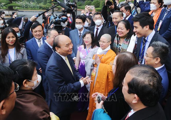 Chủ tịch nước Nguyễn Xuân Phúc và Phu nhân chúc Tết các đại biểu, kiều bào. Ảnh: TTXVN