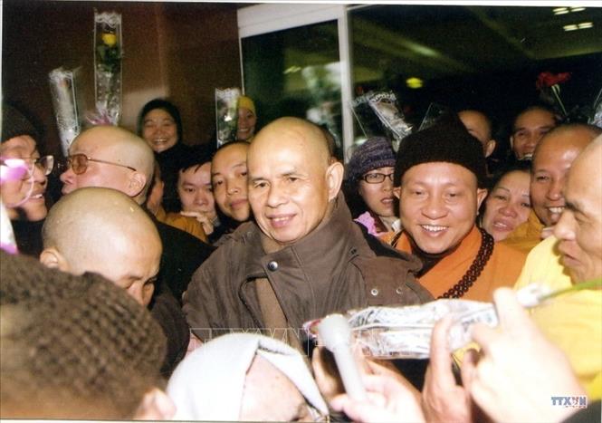 Trong ảnh: Tăng ni, phật tử đón Thiền sư Thích Nhất Hạnh tại sân bay Quốc tế  Nội Bài (Hà Nội), ngày 12/1/2005. Ảnh: Nhan Sáng – TTXVN