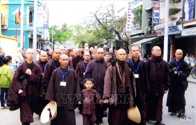 Trong ảnh: Đoàn Phật giáo do Thiền sư Thích Nhất Hạnh dẫn đầu thăm chợ Đông Ba (Thừa Thiên – Huế), ngày 23/2/2005. Ảnh: Quốc Việt - TTXVN