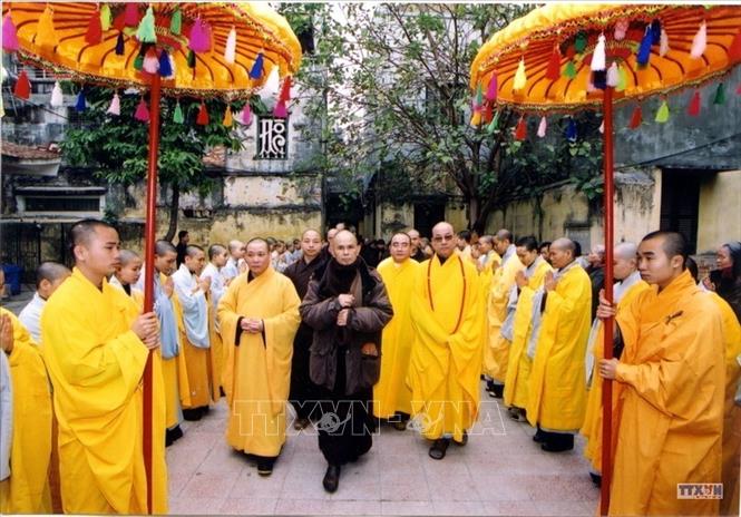 Trong ảnh: Hòa thượng Thích Nhất Hạnh (Pháp tự Trừng Quang) thăm Ban Trị sự Thành hội Phật giáo Hà Nội và  làm lễ tại chùa Bà Đá (Hoàn Kiếm, Hà Nội). Ảnh: Đức Tám - TTXVN