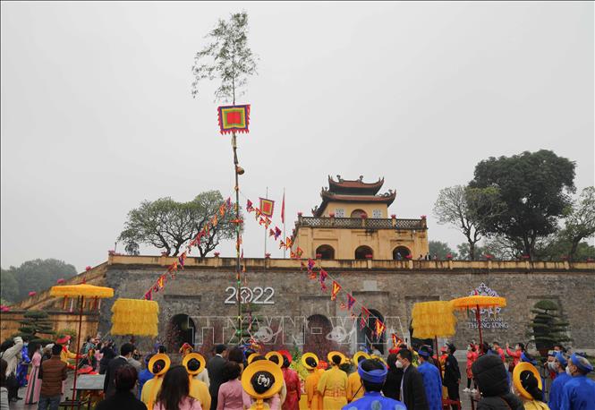 Trong ảnh: Cây nêu ngày Tết được dựng trong khu di sản thế giới Hoàng Thành Thăng Long. Ảnh: Thanh Tùng-TTXVN