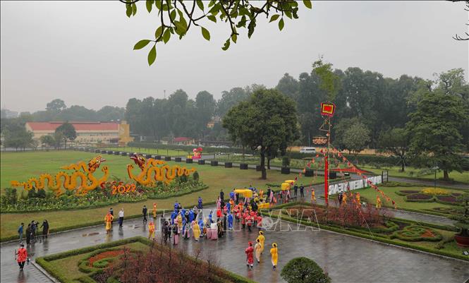 Trong ảnh: Cây nêu ngày Tết được dựng trong khu di sản thế giới Hoàng Thành Thăng Long. Ảnh: Thanh Tùng-TTXVN