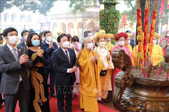 Trong ảnh: Phó Chủ tịch UBND thành phố Hà Nội Chử Xuân Dũng cùng đại biểu dự lễ dâng hương tại điện Kính Thiên. Ảnh: Thanh Tùng-TTXVN