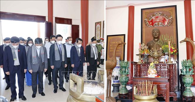 Chủ tịch Quốc hội Vương Đình Huệ đến viếng Nữ tướng Nguyễn Thị Định. Ảnh: Doãn Tấn - TTXVN
