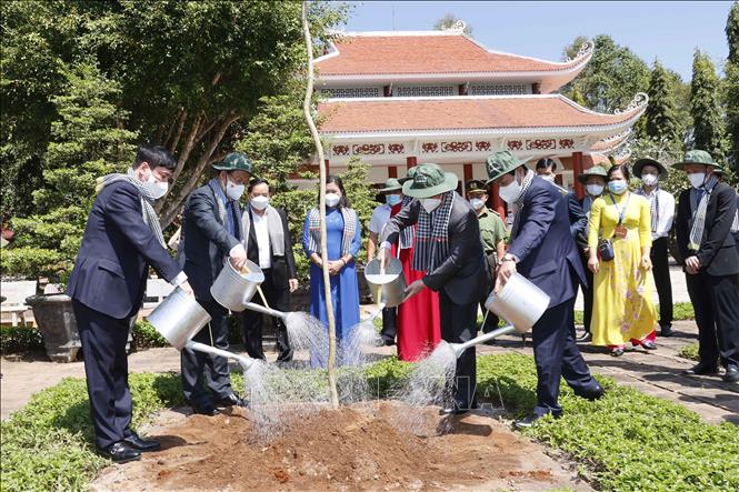 Chủ tịch Quốc hội Vương Đình Huệ trồng cây tại Khu lưu niệm Nữ tướng Nguyễn Thị Định. Ảnh: Doãn Tấn - TTXVN