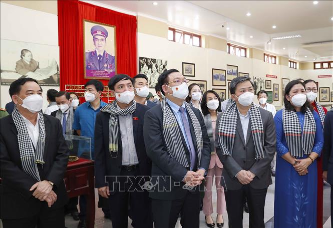 Chủ tịch Quốc hội Vương Đình Huệ tham quan nhà lưu niệm Nữ tướng Nguyễn Thị Định. Ảnh: Doãn Tấn - TTXVN