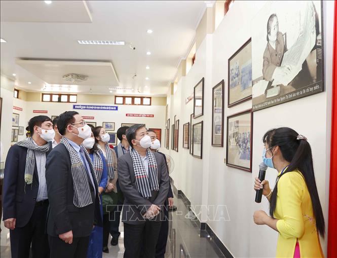 Chủ tịch Quốc hội Vương Đình Huệ tham quan nhà lưu niệm Nữ tướng Nguyễn Thị Định. Ảnh: Doãn Tấn - TTXVN