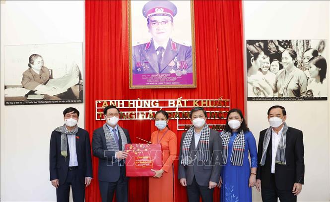 Chủ tịch Quốc hội Vương Đình Huệ tặng quà cán bộ phụ trách khu lưu niệm Nữ tướng Nguyễn Thị Định. Ảnh: Doãn Tấn - TTXVN