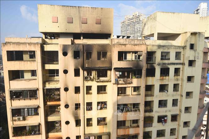 Trong ảnh: Hiện trường vụ hỏa hoạn tại một tòa nhà cao tầng ở Mumbai, Ấn Độ, ngày 22/1/2022. Ảnh:THX/TTXVN