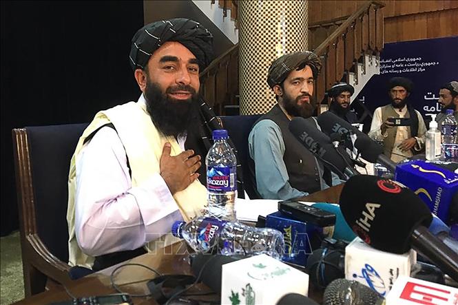 Trong ảnh: Ông Zabihullah Mujahid – người phát ngôn của Taliban tại cuộc họp báo ở Kabul, Afghanistan. Ảnh: AFP/TTXVN