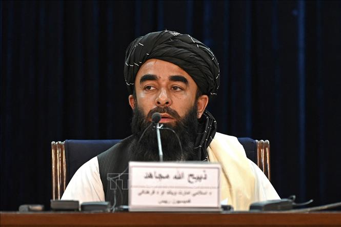 Trong ảnh: Ông Zabihullah Mujahid – người phát ngôn của Taliban tại cuộc họp báo ở Kabul, Afghanistan. Ảnh: AFP/TTXVN