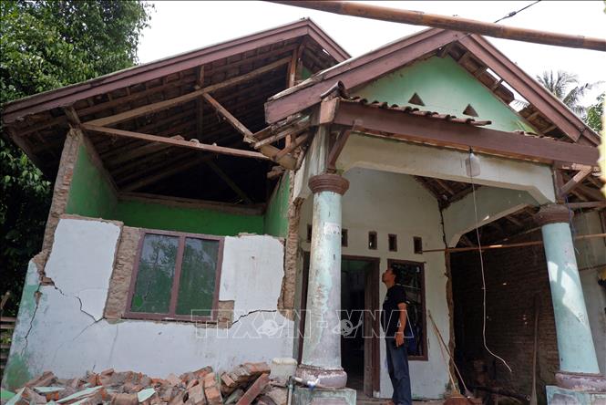Trong ảnh: (tư liệu) Một ngôi nhà bị hư hại sau trận động đất ở Pandeglang, Indonesia, ngày 15/1/2022. Ảnh: AFP/TTXVN