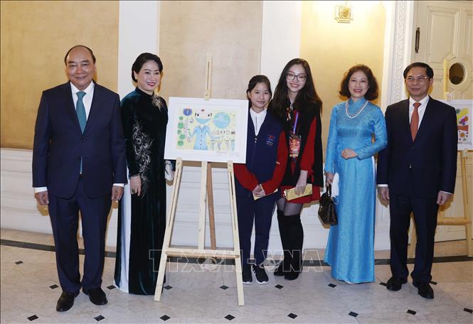 Chủ tịch nước Nguyễn Xuân Phúc cùng Phu nhân tham quan triển lãm 