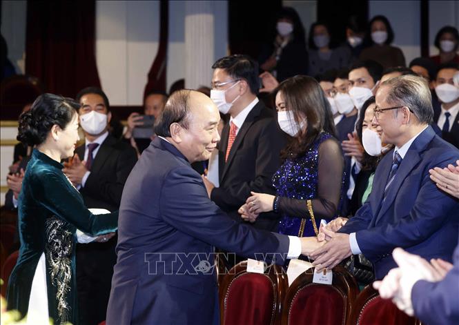Chủ tịch nước Nguyễn Xuân Phúc gặp gỡ các đại biểu dự Chương trình Xuân Quê hương năm 2022. Ảnh: Thống Nhất – TTXVN
