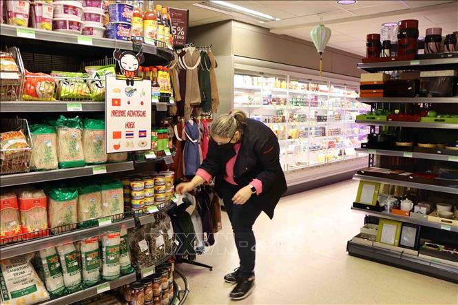 Quầy hàng Việt Nam tại siêu thị Spars của chị Nguyễn Thị Minh Thu ở vùng Zonhoven của Bỉ. Ảnh: Hương Giang - PV TTXVN tại Bỉ