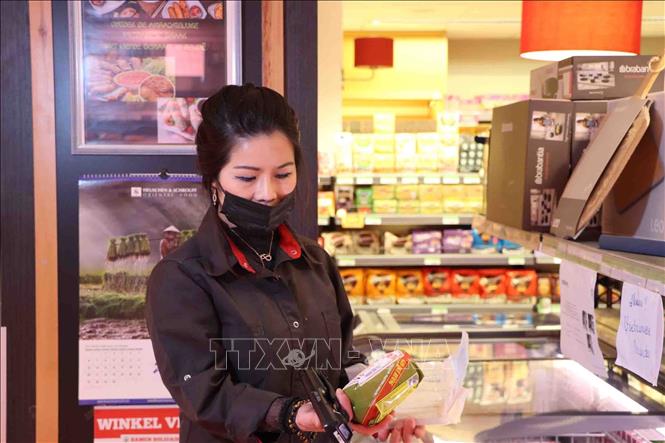 Chị Nguyễn Thị Minh Thu giới thiệu giò lụa Việt Nam.  Ảnh: Hương Giang - PV TTXVN tại Bỉ