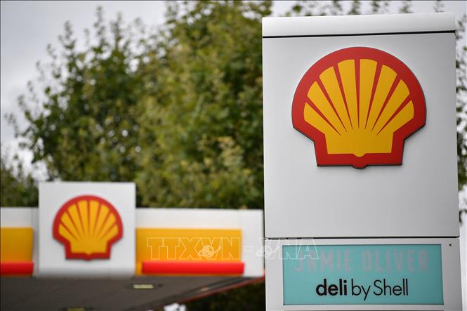 Trong ảnh: Biểu tượng Tập đoàn năng lượng Shell tại một trạm xăng ở London, Anh. Ảnh: AFP/TTXVN