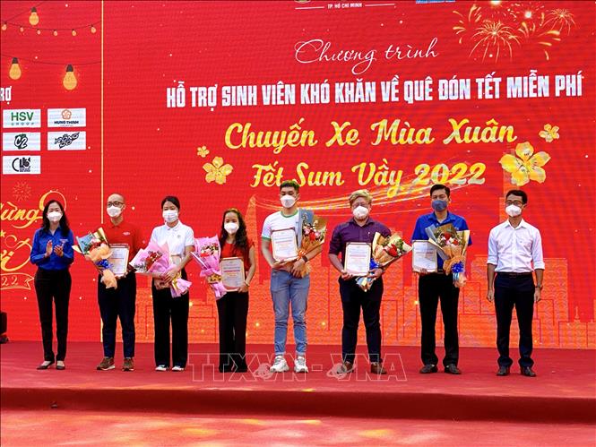 Trong ảnh: Tặng hoa tri ân các đơn vị đồng hành cùng chương trình. Ảnh: Hồng Giang - TTXVN.