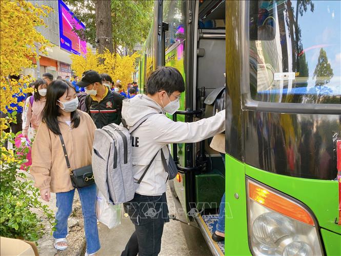 Trong ảnh: Sinh viên lên chuyến xe mùa xuân về bên gia đình ngày cuối năm. Ảnh: Hồng Giang - TTXVN.