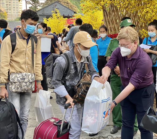 Trong ảnh: Đại diện các đơn vị hỗ trợ thực hiện chương trình trao quà Tết cho sinh viên về quê. Ảnh: Hồng Giang - TTXVN.