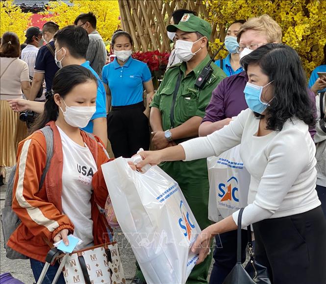 Trong ảnh: Đại diện các đơn vị hỗ trợ thực hiện chương trình trao quà Tết cho sinh viên về quê. Ảnh: Hồng Giang - TTXVN.
