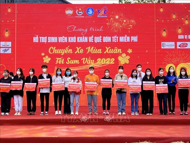 Trong ảnh: Trao vé tượng trưng cho đại diện các sinh viên tham gia chương trình. Ảnh: Hồng Giang - TTXVN.