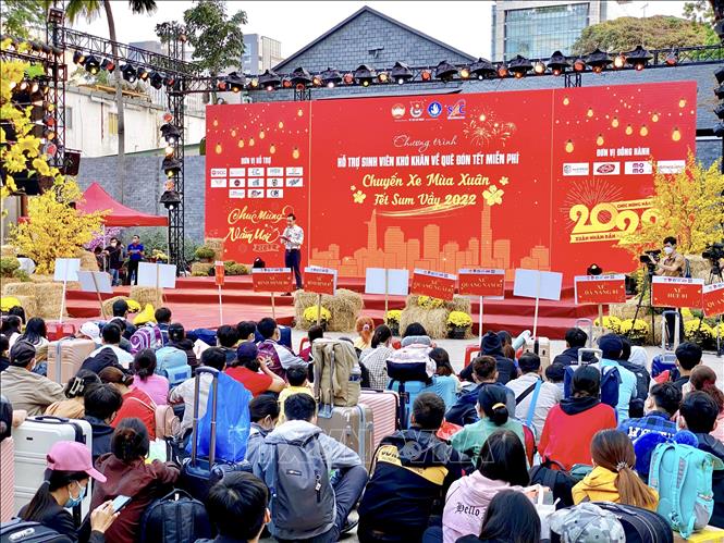 Trong ảnh: Toàn cảnh Lễ tiễn sinh viên khó khăn về quê đón Tết. Ảnh: Hồng Giang - TTXVN.