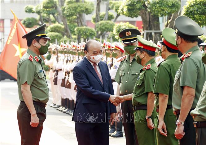 Photo: State President Nguyen Xuan Phuc meets officials of the Ho Chi Minh police. VNA Photo: Thống Nhất 