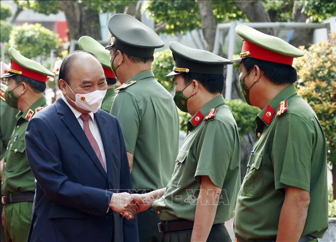 Photo: State President Nguyen Xuan Phuc meets officials of Ho Chi Minh city police. VNA Photo: Thống Nhất 