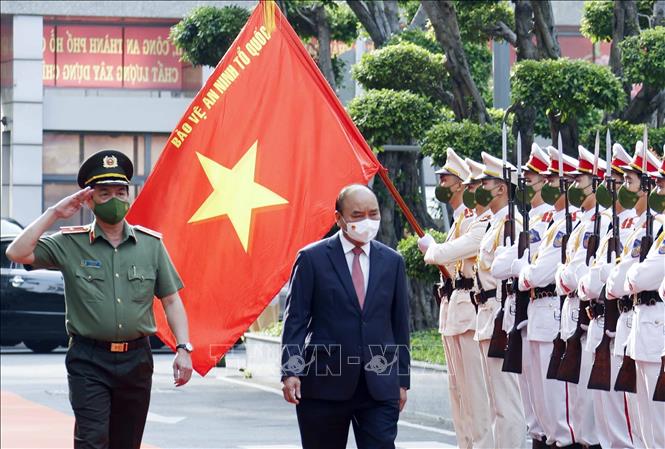 Photo: State President Nguyen Xuan Phuc reviews the Guard of Honour at his visit to Ho Chi Minh police department. VNA Photo: Thống Nhất 