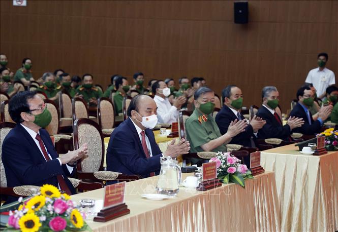 Photo: State President Nguyen Xuan Phuc attends a meeting with the Ho Chi Minh City police force. VNA Photo: Thống Nhất 