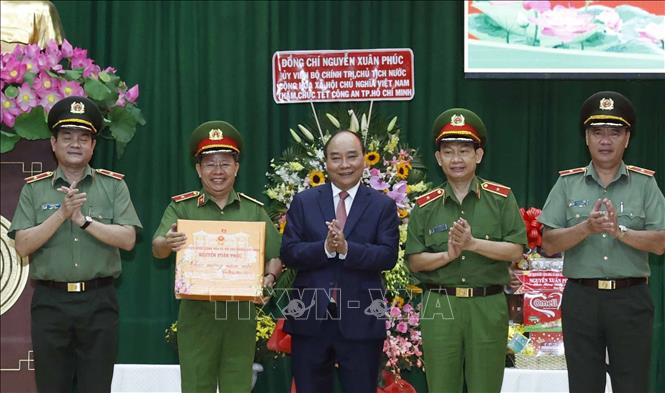 Photo: State President Nguyen Xuan Phuc presents Tet gifts to Ho Chi Minh City police force. VNA Photo: Thống Nhất 
