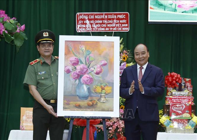 Photo: State President Nguyen Xuan Phuc presents Tet gifts to Ho Chi Minh City police. VNA Photo: Thống Nhất 