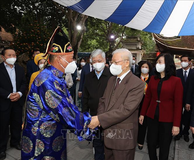 Tổng Bí thư Nguyễn Phú Trọng với nhân dân tại Di tích lịch sử-văn hóa Đền Đô (phường Đình Bảng, thành phố Từ Sơn). Ảnh: Trí Dũng – TTXVN