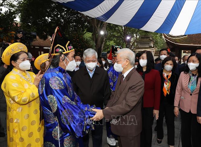 Tổng Bí thư Nguyễn Phú Trọng với nhân dân tại Di tích lịch sử-văn hóa Đền Đô (phường Đình Bảng, thành phố Từ Sơn). Ảnh: Trí Dũng – TTXVN