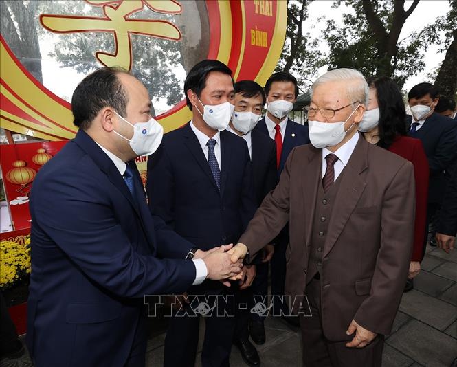 Tổng Bí thư Nguyễn Phú Trọng với các đại biểu tại Di tích lịch sử- văn hóa Đền Đô (phường Đình Bảng, thành phố Từ Sơn). Ảnh: Trí Dũng – TTXVN