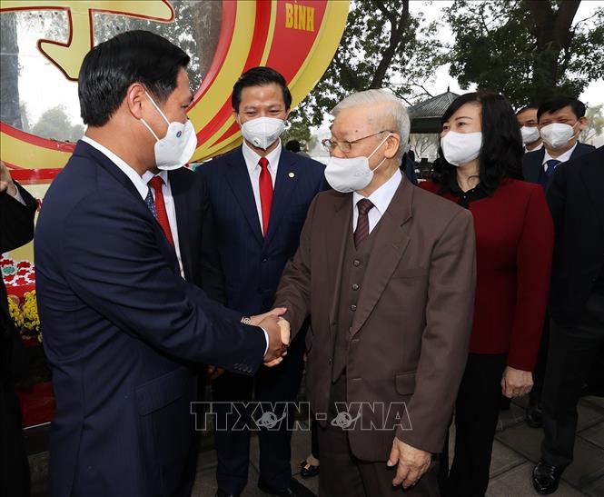 Tổng Bí thư Nguyễn Phú Trọng với các đại biểu tại Di tích lịch sử- văn hóa Đền Đô (phường Đình Bảng, thành phố Từ Sơn). Ảnh: Trí Dũng – TTXVN