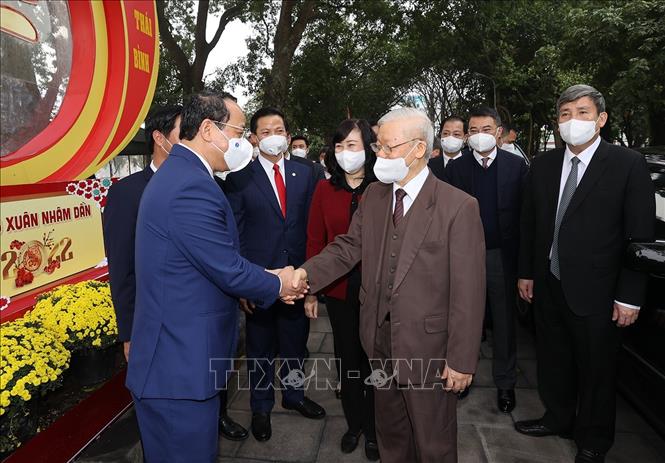 Tổng Bí thư Nguyễn Phú Trọng với các đại biểu tại Di tích lịch sử- văn hóa Đền Đô (phường Đình Bảng, thành phố Từ Sơn). Ảnh: Trí Dũng – TTXVN