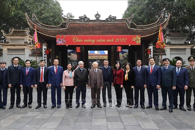 Tổng Bí thư Nguyễn Phú Trọng với các đại biểu tại Di tích lịch sử- văn hóa Đền Đô (phường Đình Bảng, thành phố Từ Sơn). Ảnh: Trí Dũng – TTXVN